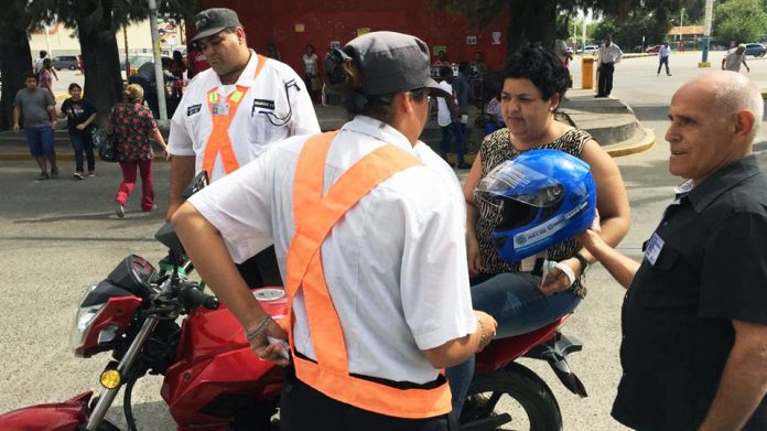 Entrega de cascos a motociclistas en JCP