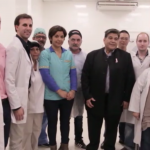 Mario Ishii con médicos del Oncológico