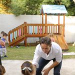 Sebastián Neuspiller con chicos de primera infancia