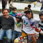 Sujarchuk con chicos de skate