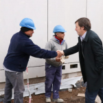 Jaime Méndez saludando a obreros en nuevo jardín Santa Brígida