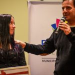 Sujarchuk reconocimiento a ganadora concurso Ana Franck
