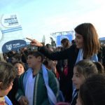 Gisela Zamora junto a seis mil chicos de Tigre en juramento a la bandera