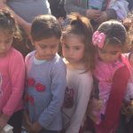 Las nenas esperan su turno para maquillarse en los festejos por el Día del Niño con Roby Denuchi