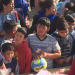 La pelota y los nenes. Fue uno de los regalos que se entregaron en los festejos por el Día del Niño con Roby Denuchi