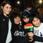 Gisela Zamora junto a chicos que asisten al polideportivo municipal San Martín