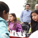 Leo Nardini junto a cientos de chicos que participaron en torneo de ajedrez en Malvinas Argentinas