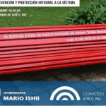 José C. Paz intala banco color rojo en memoria de las mujeres víctimas de violencia de género