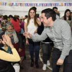 Nardini junto a los abuelos de Malvinas Argentinas festejando el Día de los abuelos