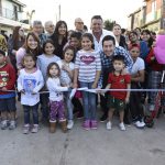 Leo Nardini y vecinos de calle Chacabuco en la inauguración del nuevo pavimento