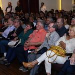 Vecinos de Escobar en el Teatro Seminari escuchando a Ariel Sujarchuk