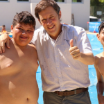Jaime Méndez y los chicos de las colonias de verano en San Miguel