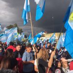 Banderas argentinas y de agrupaciones peronistas en José C Paz en acto de Mario Ishii