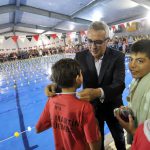 julio Zamora junto a más de 350 chicos que participan de Encuentros de Natación