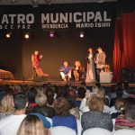 Teatro Municipal de Jose C Paz a sala llena por la obra No hay 2 sin 3