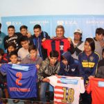 Ramón VEra junto a los chicos que practican fútbol en Moreno pero no pueden participar del torneo municipal
