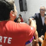 Julio Zamora y los chicos de Tigre que participan de los Encuentros de Natación