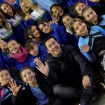 Leo Nardini y los chicos deportistas de Malvinas Argentinas