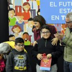 Julio Zamora y la entrega de 250 pares de anteojos en escuelas