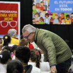 Julio Zamora y la entrega de 250 pares de anteojos en escuelas de Tigre