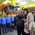 Gisela Zamora junto a bomberos de Tigre