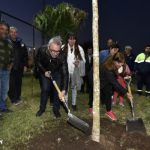 Julio Zamora plantando un árbol en plaza de Tigre