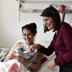 Gisela Zamora y Tigre entregó mantas a recién nacidos del Hospital Materno Infantil “Dr. Florencio Escardó”