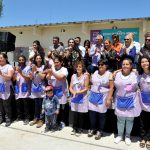 En el barrio Cina Cina, de Troncos del Talar, el intendente de Tigre, Julio Zamora, acompañó la inauguración del primer Espacio de Primera Infancia (EPI). El proyecto, realizado junto al Movimiento Evita y la Confederación de Trabajadores de la Economía Popular (CTEP) de Tigre, brindará atención integral, contención y estimulación a pequeños mientras sus padres trabajan o estudian.  “Esta iniciativa tiene una mirada muy especial en los niños y las niñas de nuestro distrito. Estamos contentos de poder trabajar en conjunto y tener un espacio para la niñez, aquí en este barrio con tantas necesidades y tantas madres que trabajan y necesitan de un lugar para que sus hijos estén cuidados, con personas que le ponen mucho amor. Vamos a seguir privilegiando el funcionamiento de los EPI, porque los chicos son la prioridad en Tigre», señaló Zamora.  Previo al corte de cinta, los pequeños y sus familias disfrutaron de un show de circo y el padre Nepi bendijo el establecimiento. Una vez inaugurado el espacio, la comunidad, junto a funcionarios locales y provinciales recorrieron las instalaciones y luego visualizaron un video con el avance de obras de la institución hasta su conclusión.  El EPI “Las flores de Cina Cina” se encuentra ubicado en Caseros 688, de dicho barrio. Con cupo para 90 niños de entre 45 días y 4 años, cuenta con dos aulas, un salón de usos múltiples y baños. En el mismo, se brindará cuidado a los pequeños durante todo el año, y en verano, se dictarán clases bajo la modalidad de colonia.  Respecto del proyecto, el titular de la Agencia de Promoción del Hábitat y la Economía Popular, Federico Ugo, expresó: “Estamos muy contentos de poder concretar lo que alguna vez fue un sueño. Desde la agencia impulsamos este proyecto, las compañeras se han capacitado y se están formando para llevar adelante esta actividad, que es sumamente importante. Esto es un paso más, con el plus que demuestra el espíritu del intendente Zamora de que cuando los movimientos populares, el Estado y el barrio trabajan en conjunto, las cosas se pueden lograr”.  Por su parte, la directora del espacio, Patricia Loperena, manifestó: “Hoy arranca nuestra tarea de brindar una posibilidad de cuidado y estimulación a los chicos del barrio; tenemos una tarea enorme por delante. Es una gran alegría que el intendente haya abierto las puertas a las organizaciones y trabajemos juntos. El Municipio nos dio un enorme apoyo y hoy se ven esos frutos”.  Finalizada la inauguración, los presentes plantaron un árbol Cina Cina frente al edificio, en honor al nombre del barrio. Luego, recorrieron el predio donde continuará la construcción de 14 viviendas para la comunidad.