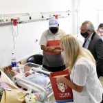 Julio Zamora le dio la bienvenida a Ciro, el bebé N° 25.000 nacido en el Hospital Materno Infantil de Tigre