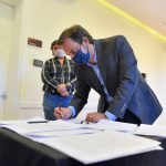 Ariel Sujarchuk, firmó junto a los representantes de los gremios ATE, UPCN y el Sindicato de Trabajadores Municipales, un histórico acuerdo paritario que establece un importante aumento salarial