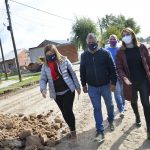 La concejala Gisela Zamora recorrió la calle La Rioja, donde se está terminando de asfaltar 600 mts. De esa manera, el barrio La Esperanza quedará con calles libres de tierra.