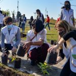 Juan Andreotti plantó flores y árboles autóctonos junto al equipo de voluntarios “Eco Vecinos”