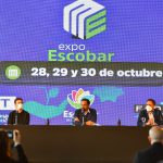 “Con este evento reafirmamos la convicción de que no queremos solo un Estado recaudador sino un Estado promotor de la producción y del desarrollo sostenible, que organice y aporte al crecimiento de la Provincia y de nuestro país. Somos un Municipio que genera políticas públicas y que fomenta la integración, por eso en Expo Escobar van a participar referentes de industrias tradicionales del conocimiento, de la cultura y de distintos sectores de la actividad productiva de Escobar y de la región. Se trata de una convocatoria a pensar entre todos y a organizar un gran coloquio, que no represente solamente unos intereses sino el conjunto de los intereses”, explicó Sujarchuk durante la conferencia de prensa en el predio de la localidad de Loma Verde donde tendrá lugar el evento y que pertenece a la Federación Argentina de Entidades Empresarias del Autotransporte de Cargas (FADEEAC).  “Felicito a Escobar y a su intendente por contemplar la mirada socio ambiental y conjugarla con la mirada productiva, que es el principal objetivo de Expo Escobar. Así vamos a tener una sociedad y un mundo sostenible en el tiempo, algo que nos exige el presente y nos demandan las próximas generaciones. Seguiremos viniendo a Escobar y trabajando de manera articulada como hasta ahora, convencidos de que es el mejor camino para mejorar la calidad de vida de los argentinos y argentinas”, sostuvo Cabandié.  “Octubre es el mejor momento y una gran oportunidad para desarrollar Expo Escobar porque gracias al avance del proceso de vacunación y a la mejora de la situación epidemiológica, dejaremos atrás este capítulo tan difícil de nuestra historia como sociedad, y que en términos productivos y económicos nos impuso tantos desafíos y condicionamientos. Ahora vamos a empezar a ver este nuevo período con un sector productivo que está de pie, que discute y que expone todo lo que tiene para ofrecer en el Municipio de Escobar y en la provincia de Buenos Aires”, manifestó Costa.  De esta manera, durante el 28, 29 y 30 de octubre, las empresas locales y regionales contarán con stands al aire libre en un predio de 27 hectáreas y en el marco de un evento con entrada libre y gratuita, que será abierto a todo público y también contará con diversas alternativas recreativas como un patio gastronómico y shows artísticos en vivo. Algunas de las temáticas que se abordarán serán el desarrollo inmobiliario, la industria del conocimiento, la innovación sostenible, y diferentes proyectos vinculados con el sector productivo, industrial y comercial. Además, se realizará el encuentro “Argentina Dialoga en Escobar”, un espacio para debatir problemáticas nacionales y proyectar las políticas que consoliden el país que todos y todas queremos.  Los interesados e interesadas en inscribirse para participar como expositores, pueden hacerlo hasta el 17 de septiembre a través de la plataforma www.escobar.gob.ar/expoescobar/. Para más información se pueden contactar con la Secretaría de Producción, escribiendo al correo electrónico expo@escobar.gob.ar, o llamando al 348 426-2847 / 11 2150-0243. Las consultas también serán recibidas vía WhatsApp al 11 3726-1259.