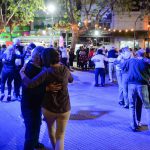 Con cuidados, el Municipio realizó en la plaza Mitre una brillante jornada de su “Milonga al Aire Libre”, que convocó a gran cantidad de vecinos cultores del Tango danza. En la actividad estuvo presente el Intendente Juan Andreotti.  Al respecto, el Director de Cultura y Turismo, Néstor Torchia, expresó: “Estamos en la plaza Mitre como todos los viernes realizando la milonga, un ciclo de Tango con muy buena recepción de parte de los vecinos, que se convocan todos los viernes a la tarde para compartir este espectáculo de danza y canto”.  “En esta oportunidad, con el Elenco Municipal de Tango, distintos cantantes sanfernandinos, y un gran broche de oro con la pareja campeona del Mundial de Tango Bárbara y Agustín, asiduos participantes de nuestras Peñas y otras actividades del Municipio. El Intendente Juan Andreotti les hizo un reconocimiento por su gran labor a estos vecinos sanfernandinos que nos han representado tan bien, y hoy están en lo más alto del Tango a nivel mundial”, finalizó el funcionario.  La pareja de bailarines Bárbara Carreira y Agustín Añez, Campeones Mundiales de Tango en el festival internacional del Gobierno de la Ciudad participaron en la milonga. Bárbara explicó: “Somos Campeones Mundiales de la categoría Tango Pista de este año, representando a San Fernando. Hoy estamos al aire libre pudiendo volver a expresarnos y que la gente nos brinde su calor, ya que los artistas fuimos muy castigados por la pandemia. Por eso, volver a hacer lo que nos gusta y apasiona es un placer, y más en esta ciudad”.  Y Agustín agregó: “Comentábamos con el Intendente Andreotti que nosotros bailamos en la primer Milonga, que fue una fiesta, porque la gente del tango es mucha en San Fernando y disfruta mucho de esta actividad; es un placer estar acá”.     En tanto, la pareja Aldana Genoa -oriunda de San Fernando- y Facundo Barrionuevo también subió al escenario. Facundo dijo: “Este año fuimos finalistas del Mundial de Tango en la Ciudad de Buenos Aires, llegando a la mitad de los puestos, y estamos muy felices de haber logrado llegar a la final por segundo año consecutivo”.  Y Aldana destacó: “Venimos trabajando como pareja hace cuatro años, y en dos entrando a la final, lo que para nosotros es un trabajo muy importante. Venimos ensayando duro para poder lograrlo. Estamos muy orgullosos por representar a San Fernando, y muy felices por que nos hayan convocado a esta milonga”.  En cuanto a los vecinos que concurrieron, Marta dijo: “Me encanta; no bailo el tango, pero me gusta mucho verlo y disfrutarlo. Y aparte me gusta todo el cambio que hubo en el distrito, que es excelente. Vengo de 60 años de vivir en otro partido; hace 7 que estoy acá, y no me volvería”.  Conrado, que concurrió con su pareja, agregó: “Esto es de lo mejor; la verdad que lo necesitábamos todos los milongueros, y hoy estamos presentes acá junto a toda la gente. Esto era muy esperado”.  Y Olga, vecina de San Fernando “de toda la vida” que también estuvo en la plaza con un grupo de amigas, opinó: “Espectacular, hermoso, la verdad que es una tarde espectacular. Es la primera vez que vengo, porque no salía por la pandemia. Hay que agradecerle mucho al Intendente Andreotti por todos estos espacios”.