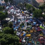 Además, ratificó su compromiso para que «la economía funcione al 100 por ciento y el empleo formal resurja» y convocó a la dirigencia del Frente de Todos (FdT) discuta «de frente a la gente, que se abra, que pueda opinar y que encuentre una síntesis que permita avanzar» con las decisiones de gestión hacia adelante.   «Quiero que el tiempo que se inicia no sea un tiempo de silencio entre nosotros», reafirmó el Presidente.l