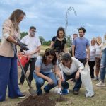 Malena Galmarini participó de la primera plantación de árboles del programa EcoAySA en Moreno