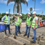 Obras: Ariel Sujarchuk y Beto Ramil supervisaron la prueba de resistencia de la estructura ferroviaria del paso bajo nivel de la calle Pablo Podestá