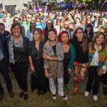 La intendenta de Quilmes, Mayra Mendoza, encabezó este lunes junto a la ministra de las Mujeres, Géneros y Diversidad de la Nación, Elizabeth Gómez Alcorta, y su par de Obras Públicas, Gabriel Katopodis, la inauguración del nuevo Centro Territorial de Políticas de Género “Isabel Pallamay”, ubicado en la intersección de las avenidas Mosconi y Craviotto, en Quilmes Oeste. Se trata de un espacio de asesoramiento y escucha integral con orientación profesional y acompañamiento a las mujeres y sus hijos, que cuenta con diferentes actividades recreativas.     “Creemos que el Estado tiene que tener centros territoriales, espacios como el que hoy estamos inaugurando, y eso es posible cuando hay gobiernos como el nuestro, con perspectiva y conciencia de género. Cuando tenemos personas con grandes responsabilidades en el Gobierno Nacional y Provincial que tienen la perspectiva necesaria, que tienen puestos los lentes violetas, para que podamos seguir avanzando y salir de ese lugar de señalar y del diagnóstico, a tratar de prevenir y a abordar todas las violencias“, sostuvo Mayra     La Jefa comunal recorrió las instalaciones con ambos funcionarios nacionales y también con la ministra de Mujeres, Políticas de Género y Diversidad Sexual bonaerense, Estela Díaz; la senadora nacional Juliana Di Tullio; funcionarios y funcionarias municipales, legisladoras, mujeres sindicalistas, concejalas, emprendedoras (programas Emprender en Red y Hermanar), trabajadoras cartoneras, mujeres educadoras de la Universidad Nacional de Quilmes, integrantes de la mesa multisectorial de Quilmes, entre otras.     A su vez, la Intendenta local detalló: “Violencia también para las mujeres es no poder conseguir trabajo y ese es nuestro desafío, el poder disminuir esa pobreza que nosotros sabemos que se generó después de cuatro años de macrismo y dos de pandemia que nos golpeó muchísimo. La feminización de la pobreza es un dato de la realidad, no esperamos que lo digan en un índice, sino que lo vemos todos los días en nuestros barrios y ahí tenemos una tarea fundamental, porque no hay feminismo sin justicia social”.     Por su parte, la ministra Gómez Alcorta detalló: “Para que vivir una vida libre de violencias no sea una utopía hay que trabajar y organizarse. Para salir de las violencias se necesita un espacio de encuentro para capacitarse, pensar oficios, reunirse, para darnos cuenta que hay salidas que no pueden ser individuales, sino que deben ser colectivas. Queremos que este sea un lugar abierto, lleno de vida, de organización y de encuentro. Esta puerta que abrimos hoy es de amor, de esperanza y de certeza de que con políticas públicas y con organización popular vamos a vivir en una sociedad libre de violencias”.     Por otra parte, el ministro Katopodis expresó: “Es un gran logro abrir estas puertas, tener estos salones y estas paredes levantadas. Era una obra abandonada por el gobierno anterior y fue una prioridad de Mayra (Mendoza), y rápidamente con Elizabeth (Gómez Alcorta) nos pusimos de acuerdo para poder terminar esta obra. Una obra que seguramente es un eslabón más, un paso más en la lucha y en el trabajo que viene haciendo todo el equipo con Mayra a la cabeza, para construir una ciudad más igualitaria, integrada y equitativa”.     En la misma línea, la ministra Estela Díaz explicó: “Cuando llegamos a la gestión y cuando llega la primera mujer Intendenta a Quilmes, esta era una obra abandonada y sin futuro. Este lugar hoy va a atender a cientos de mujeres y diversidades que necesitan protección, acompañamiento, abrigo, atención. Un lugar más porque ya han abierto otros en Quilmes. La justicia social plantea que tengamos el derecho a una vida digna y a los mejores y más bellos lugares para nuestro pueblo, por eso está esta casa. En un proyecto integral feminista, el Estado repara, acerca, construye y construye lo mejor para nuestro pueblo”.     La creación de este Centro Territorial “Isabel Pallamay”, en una tarea articulada con el Gobierno Nacional, es fundamental para el barrio, ya que no contaba con un espacio de contención y atención a la mujer y diversidades; por dicho motivo es de gran relevancia su ejecución y el cambio de programa, ya que anteriormente se denominaba Hogar de Protección Integral (HPI). El edificio está ubicado en un lugar estratégico, a raíz de que por allí circulan varias líneas de transporte público y es de fácil acceso.     Esta iniciativa se desarrolló a partir de la refuncionalización del proyecto del HPI para ampliar, de ese modo, el marco de acción de la intervención hacia un proyecto integral para todas las mujeres y diversidades en situaciones de vulnerabilidad en el municipio, y que pueda ser un modelo para replicar en otros municipios del país.     De esta manera, el Centro Territorial de Políticas de Género y Diversidad “Isabel Pallamay” no solo estará destinado a garantizar el resguardo de las mujeres y sus hijos ante situaciones de alto riesgo, sino también a sostener espacios de contención y a llevar adelante campañas de concientización y capacitación de forma permanente.     Con el fin de cumplir dicho objetivo, este lugar cuenta con: abogados, trabajadores sociales, psicólogos, y promotoras de salud y de violencia de género. El edificio es un refugio de atención y orientación de mujeres en situación de riesgo.     En el proyecto se incorporó:  -Consultorios inclusivos para la comunidad LGBTIQ+.  -Salas de lectura y talleres de escritura, poesía y música para las asistentes al Centro Isabel Pallamay.  -Sector niños: ludoteca, biblioteca y cine recreativo.  -Brigada Móvil Quilmeña – Emergencias 24 horas.     Con el Centro Territorial de Políticas de Género y Diversidad “Isabel Pallamay” se generan unos 90 nuevos puestos de trabajo directo e indirecto. Además se tiene en cuenta la generación de empleo con referencia a la paridad de género y se establecerá una proporción entre hombres y mujeres.