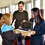 Noe Correa entregó manuales y netbooks en escuelas de Malvinas Argentinas