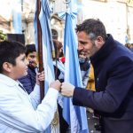 Achával con los alumnos de cuarto grado, en una nueva promesa a la bandera en el Pellegrini