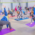 Cientos de vecinos y vecinas de San Fernando practican Yoga en los Polideportivos