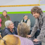 Juan Andreotti acompañó a adultos mayores en un “Taller de Tecnología”