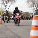 Motociclistas más seguros: Achával acompañó una jornada de capacitación a trabajadores y trabajadoras de reparto