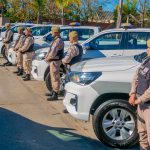 El Intendente Juan Andreotti entregó a la Secretaria de Seguridad de la Nación, Mercedes La Gioiosa, 7 patrullas para reforzar la prevención en la ciudad con agentes de Policía Federal, Gendarmería, Prefectura y Policía Aeroportuaria que ya trabajan en San Fernando. “Este esfuerzo para seguir cuidando a nuestras vecinas y vecinos es para el bienestar de las familias sanfernandinas; por eso quiero agradecer al Ministro de Seguridad, Aníbal Fernández”, destacó el Jefe Comunal. Mediante un convenio celebrado con el Ministerio de Seguridad de la Nación,  el Intendente Juan Andreotti entregó al Comando Unificado del Conurbano (CUC) 5 Toyota Hilux, una Amarok y una Ecosport, para realizar patrullajes de prevención y operativos de seguridad en el distrito. Los vehículos fueron entregados a las fuerzas en un acto realizado en el Parque del Bicentenario. El CUC está integrado por las fuerzas de seguridad federales Gendarmería Nacional, Prefectura Naval Argentina, Policía Federal Argentina y Policía Aeroportuaria (PSA).  Acompañado por la Secretaria de Seguridad de la Nación Mercedes La Gioiosa, el Intendente Juan Andreotti expresó: “Hoy presentamos 7 patrullas para el Comando Unificado del Conurbano, por eso principalmente quiero agradecer al Ministro de Seguridad de la Nación Aníbal Fernández. La incorporación del CUC nos permite seguir reforzando la prevención en cada barrio de San Fernando”.  “Desde el Municipio venimos haciendo mucha fuerza e inversión invirtiendo en cámaras, patrullas de Protección Ciudadana y Postas de Seguridad. Este esfuerzo que hace la Nación para seguir cuidando a cada una de nuestras vecinas y vecinos es para el cuidado y bienestar de toda la familia sanfernandina, así que por eso quiero agradecer nuevamente a nuestro Ministro de Seguridad”, concluyó el Jefe Comunal.  Y la Secretaria Mercedes La Gioiosa, agregó: “San Fernando pertenece al Comando 2, es el gran comando del conurbano que se armó con la idea de responder a esta necesidad de los municipios y la Provincia de mejorar la presencialidad de fuerzas federales. El Comando permite que todas las fuerzas trabajen juntas y se coordinen en cada distrito”.  “Hoy vinimos a San Fernando por esta entrega de vehículos para que las fuerzas puedan patrullar. El Comando ya está funcionando, con resultados todas las semanas; nos juntamos en una Mesa de Análisis Criminal que permite intercambiar entre los Municipios, la Provincia y la Nación el mapa del delito de los distritos y armar operativos sorpresivos y dinámicos, lo que nos permitió realizar más de 1.200 procedimientos con más de 35 detenidos, -este dato es de la última semana- se controlaron 8.539 vehículos y a más de 7.900 personas, incautándose armas, estupefacientes (cocaína y marihuana) por lo que tenemos los mejores resultados de este Comando Unificado”, detalló la funcionaria. “Hay que entender que la seguridad es una de las primeras demandas sociales, y estas acciones se hacen no en nombre del Intendente ni del Ministerio, sino en pos de mejorar y que la gente se sienta cada día más segura”, finalizó.  Del acto de entrega participaron el Presidente del Concejo Deliberante, Santiago Aparicio; el Secretario de Protección Ciudadana, Néstor Pisetta; el Coordinador General del CUC a nivel nacional, Comandante General Aníbal Bronzetti (Gendarmería Nacional); la Comisario Claudia Monzón, Jefe de División Unidad Despliegue Estratégico y  Comisario Alicia Benítez, Jefe de División Unidad Operativa Especial San Isidro (Policía Federal); Prefecto Principal Jorge Balestra, Coordinador del Comando Unificado Conurbano CUD 2 y Subprefecto Gustavo Barreiro, Jefe del Operativo de Seguridad Ciudadana San Fernando (Prefectura Naval); el Inspector Alejandro Silva, Jefe de Unidad San Fernando (Policía de Seguridad Aeroportuaria) y el Comisario Javier Brítez, Jefe Departamental de San Fernando (Policía de la Provincia de Buenos Aires).