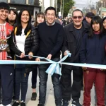 El intendente de Malvinas Argentinas, Leo Nardini; junto al vicepresidente 1ro de la Cámara de Senadores de la provincia de Buenos Aires, Luis Vivona; a la secretaria General, Noe Correa; y a los alumnos de 5to año de la Escuela Secundaria N°5, inauguraron el pavimento de la calle Guayaquil, en la ciudad de Ing. Pablo Nogués.  Leo Nardini, dijo: «Agradecido con el Gobierno de la provincia, con Axel Kicillof, que nos da la posibilidad de seguir avanzando con la obra pública que dignifica y que genera accesibilidad, pero también, que le permite a los chicos poder llegar de una mejor manera a sus escuelas». «Es un acceso a la Av. del Sesquicentenario (ex Ruta 197) y a la última etapa de la obra que vamos a iniciar en Madame Curie, en la intersección con Av. Olivos», detalló el jefe comunal.  Los alumnos de 5to año hicieron el recorrido del pavimento de la calle Guayaquil en bicicleta. Cada estudiante recibió una de las 160 bicicletas que se entregaron en la E.E.S. N° 5 (ubicada en Boulogne Sur y Guayaquil), por haber participado del programa de movilidad sustentable «Escuelas sobre Ruedas». En Malvinas Argentinas ya son más de 1.000 las bicicletas entregadas, y al finalizar el programa la habrán recibido todos los alumnos de 5to año del distrito.  El tramo inaugurado corresponde a una obra integral de 22 cuadras y abarca: Guayaquil, entre Cangallo y Av. del Sesquicentenario (4 cuadras). Una obra ejecutada a través de un programa del COMIREC (Comité de Cuenca del Río Reconquista) del Ministerio de Infraestructura y Servicios Públicos de la provincia de Buenos Aires.  Acerca de «Escuelas sobre ruedas», Nardini comentó: «Hoy articulamos la obra pública con este programa de movilidad sustentable que le da el acceso a la bicicleta a los chicos de secundaria de los últimos años». «Este es un programa del senador Luis Vivona que ya se convirtió en ley en la provincia de Buenos Aires, para fomentar el uso de la bicicleta como medio de transporte sustentable», detalló Leo Nardini sobre la Ley N°15.321.