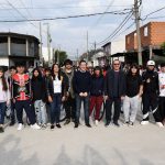 El intendente de Malvinas Argentinas, Leo Nardini; junto al vicepresidente 1ro de la Cámara de Senadores de la provincia de Buenos Aires, Luis Vivona; a la secretaria General, Noe Correa; y a los alumnos de 5to año de la Escuela Secundaria N°5, inauguraron el pavimento de la calle Guayaquil, en la ciudad de Ing. Pablo Nogués.  Leo Nardini, dijo: «Agradecido con el Gobierno de la provincia, con Axel Kicillof, que nos da la posibilidad de seguir avanzando con la obra pública que dignifica y que genera accesibilidad, pero también, que le permite a los chicos poder llegar de una mejor manera a sus escuelas». «Es un acceso a la Av. del Sesquicentenario (ex Ruta 197) y a la última etapa de la obra que vamos a iniciar en Madame Curie, en la intersección con Av. Olivos», detalló el jefe comunal.  Los alumnos de 5to año hicieron el recorrido del pavimento de la calle Guayaquil en bicicleta. Cada estudiante recibió una de las 160 bicicletas que se entregaron en la E.E.S. N° 5 (ubicada en Boulogne Sur y Guayaquil), por haber participado del programa de movilidad sustentable «Escuelas sobre Ruedas». En Malvinas Argentinas ya son más de 1.000 las bicicletas entregadas, y al finalizar el programa la habrán recibido todos los alumnos de 5to año del distrito.  El tramo inaugurado corresponde a una obra integral de 22 cuadras y abarca: Guayaquil, entre Cangallo y Av. del Sesquicentenario (4 cuadras). Una obra ejecutada a través de un programa del COMIREC (Comité de Cuenca del Río Reconquista) del Ministerio de Infraestructura y Servicios Públicos de la provincia de Buenos Aires.  Acerca de «Escuelas sobre ruedas», Nardini comentó: «Hoy articulamos la obra pública con este programa de movilidad sustentable que le da el acceso a la bicicleta a los chicos de secundaria de los últimos años». «Este es un programa del senador Luis Vivona que ya se convirtió en ley en la provincia de Buenos Aires, para fomentar el uso de la bicicleta como medio de transporte sustentable», detalló Leo Nardini sobre la Ley N°15.321.