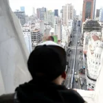 Comenzaron las primeras visitas de vecinos al mirador del Obelisco
